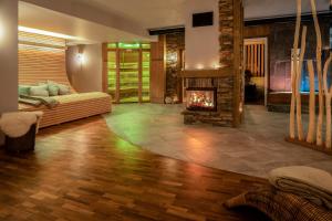 Postel nebo postele na pokoji v ubytování Hygge Hotel U Zvonu + 31 fotografií
