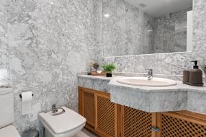 Łazienka w obiekcie Modern Apartment - 2 Bedrooms, Beachside - Puerto Banús