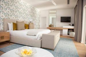 una camera con letto e un soggiorno di La Petite Ferme a Franschhoek