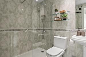 Łazienka w obiekcie Modern Apartment - 2 Bedrooms, Beachside - Puerto Banús