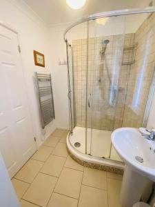 Koupelna v ubytování The Corner Lodge + 15 fotografií