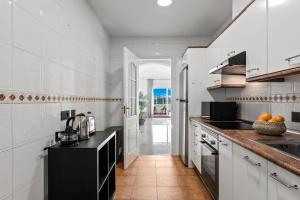Kuchnia lub aneks kuchenny w obiekcie Modern Apartment - 2 Bedrooms, Beachside - Puerto Banús