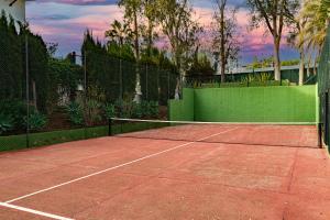 Tenis lub squash w obiekcie Modern Apartment - 2 Bedrooms, Beachside - Puerto Banús lub w pobliżu