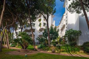Ogród w obiekcie Modern Apartment - 2 Bedrooms, Beachside - Puerto Banús
