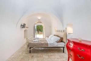 1 dormitorio con 1 cama y vestidor rojo en Bianco Trullo by Raro Villas, en Latiano