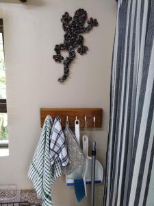 Pokój z wieszakiem na ręczniki na ścianie w obiekcie Dollies place w mieście Bazley Beach