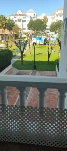 uma vista para um parque a partir de uma varanda em Coqueto apartamento a un tiro de piedra de la playa del Portil em El Portil