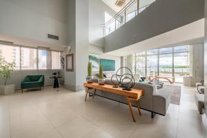 ein Wohnzimmer mit einem Sofa und einem Tisch in der Unterkunft Nobile Suites Del Rio - Petrolina in Petrolina
