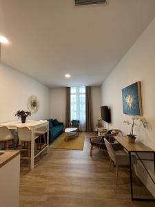ein Wohnzimmer mit einem Tisch und einem Sofa in der Unterkunft Appartement Montpellier Comédie Gare St Roch in Montpellier