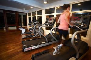 uma mulher num ginásio com várias máquinas de cardio em Heritance Ahungalla em Bentota