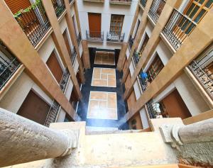una vista aérea de un pasillo de un edificio de apartamentos en Apartamentos Dos Torres pasaje de los Giles, en Zaragoza