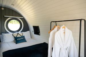 een slaapkamer met een bed en een raam bij Bedwen in Welshpool