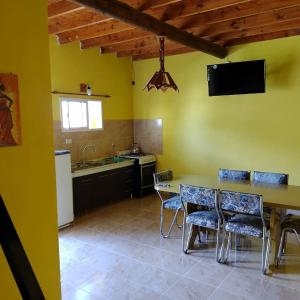 Μια τηλεόραση ή/και κέντρο ψυχαγωγίας στο Departamentos Peumayen Cabaña +27 φωτογραφίες