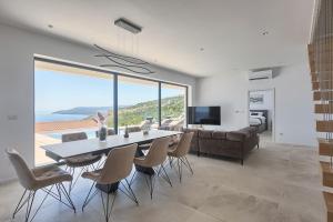 TV a/nebo společenská místnost v ubytování Villa Ateneum with sea view, jacuzzi and infinity pool