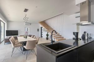 Kuchyň nebo kuchyňský kout v ubytování Villa Ateneum with sea view, jacuzzi and infinity pool