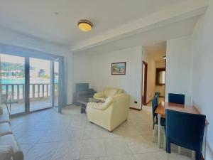un soggiorno con divano e tavolo di Sea view Apartments Rafailovici DOO PLAVA VILA a Budua