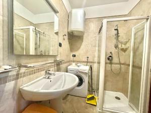 bagno con lavandino e lavatrice di Sea view Apartments Rafailovici DOO PLAVA VILA a Budua