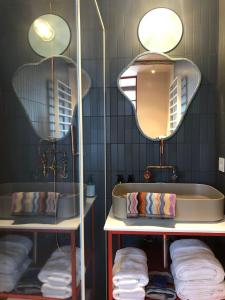 uma casa de banho com uma banheira e um espelho. em Bed & Binnekyk em Mechelen