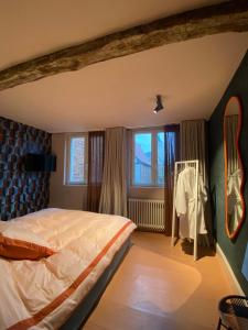 um quarto com uma cama grande e uma janela em Bed & Binnekyk em Mechelen