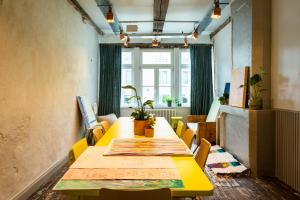 a dining room with a long table and chairs at Bed & Binnekyk in Mechelen