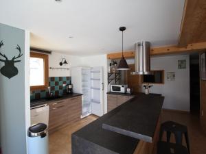 een keuken met een zwart aanrechtblad in een kamer bij Appartement 3 étoiles pour 6 personnes avec jardin et parking privé - Valloire, Les Clots - FR-1-263-466 in Valloire