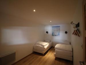 een woonkamer met een bank en een stoel bij Appartement 3 étoiles pour 6 personnes avec jardin et parking privé - Valloire, Les Clots - FR-1-263-466 in Valloire