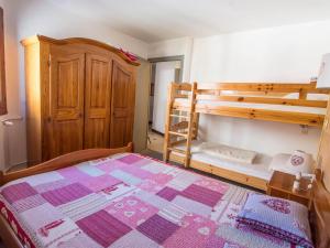 En eller flere køyesenger på et rom på Appartement Valloire, 2 pièces, 6 personnes - FR-1-263-500