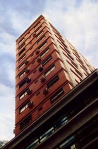 un edificio alto con ventanas en la parte superior en Apartur Buenos Aires en Buenos Aires