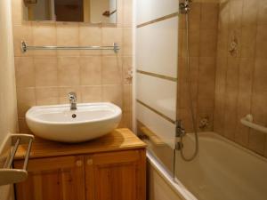 ein Badezimmer mit einem Waschbecken und einer Badewanne in der Unterkunft Appartement Valloire, 2 pièces, 6 personnes - FR-1-263-497 in Valloire