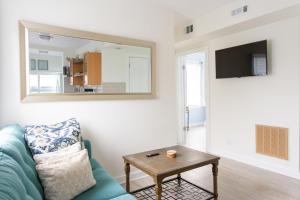 Televisyen dan/atau pusat hiburan di Central & Comfortable Home Walk to the Beach!
