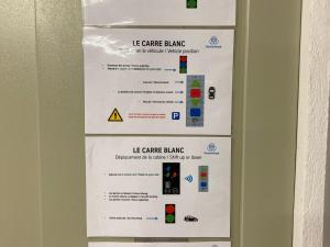 een bordje op de deur van een laboratorium met de waarschuwing bij Appartement Courchevel 1550, 5 pièces, 8 personnes - FR-1-664-4 in Courchevel