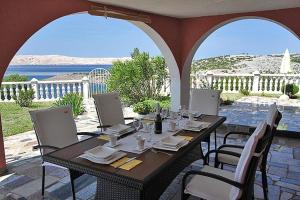 y un patio con mesa de comedor y sillas. en Villa Lilly 2 en Cesarica