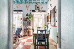 - une salle à manger avec une table et des chaises dans l'établissement Habitaciones La Pepa, à Cadix