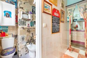 La salle de bains est pourvue de toilettes et d'un lavabo. dans l'établissement Habitaciones La Pepa, à Cadix
