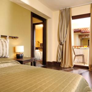 1 dormitorio con 1 cama y 1 mesa con lámpara en Kaimak Mountain Lodge, en Panayítsa