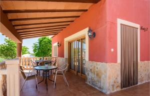 eine Terrasse mit einem Tisch und Stühlen auf einer Veranda in der Unterkunft Gorgeous Home In Caravaca De La Cruz With Outdoor Swimming Pool in Inazares