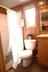 Salle de bains dans l'établissement Truth Harbors Cabin 2 - Downtown Steinhatchee