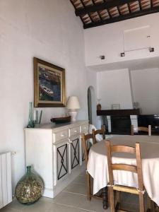 a dining room with a table and a piano at Maison de famille bord de mer La casita blanca in L'Escala