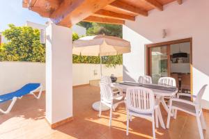 Villa Ampolla I - Costa CarpeDiem في مورايرا: فناء مع طاولة وكراسي ومظلة