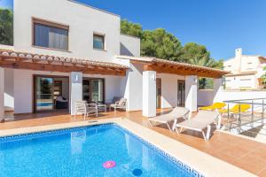 Villa Ampolla I - Costa CarpeDiem في مورايرا: صورة فيلا بها حمام سباحة