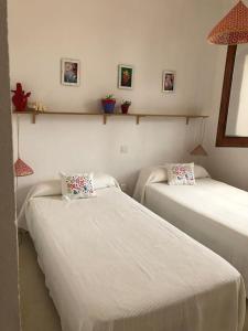 Habitación con 2 camas en una habitación en Maison de famille bord de mer La casita blanca, en L'Escala