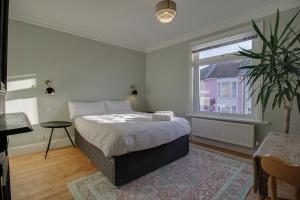 Een bed of bedden in een kamer bij Milton Park - Serviced accommodation By Verano House