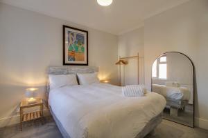 Een bed of bedden in een kamer bij Milton Park - Serviced accommodation By Verano House