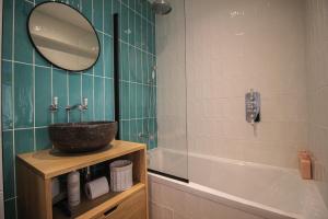 Een badkamer bij Milton Park - Serviced accommodation By Verano House