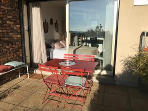 Balkón nebo terasa v ubytování Chez Isa, espace prive, 1ou 2 chambres, terrasse et jardin, entrée autonome, sdb et mini cuisine partagées entre les 2 chambres