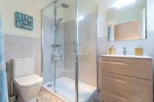 Un baño con ducha, inodoro y lavabo. en Loft Bodega San Blas con porche y parking, en Jerez de la Frontera 26 fotos más