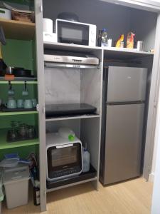 Kuchyň nebo kuchyňský kout v ubytování Chez Isa, espace prive, 1ou 2 chambres, terrasse et jardin, entrée autonome, sdb et mini cuisine partagées entre les 2 chambres