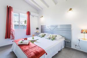 Postel nebo postele na pokoji v ubytování Les Villas de la Cheminée