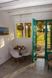 uma sala de jantar com mesa e cadeiras em Bodega Trina Suites em Río Colorado