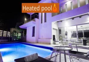 una piscina climatizada frente a una casa por la noche en Villa Pomela By Sun And View, en Eilat